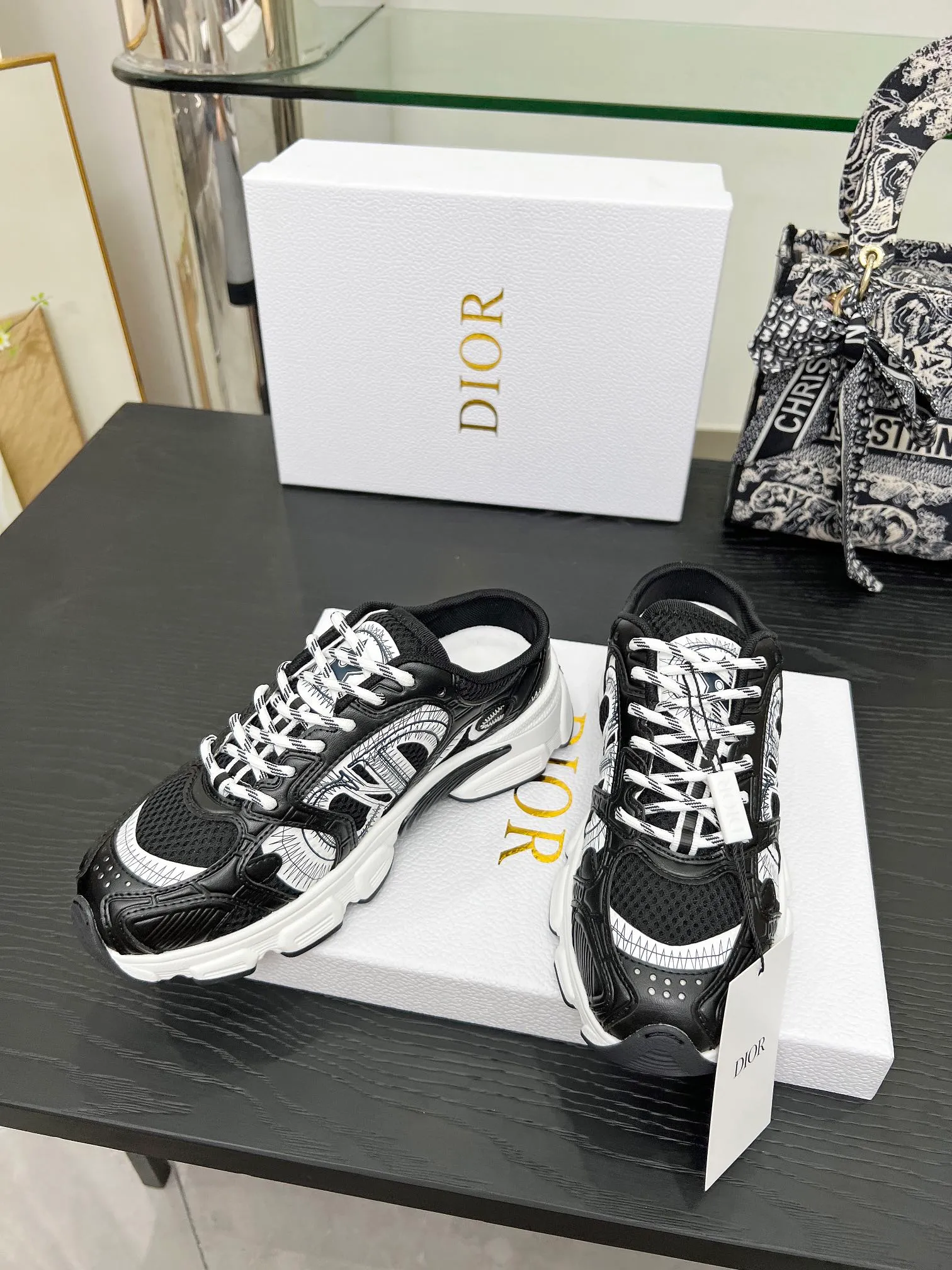 p560🐮🐮This Dior Chrono sports half slipper reinterprets running shoes with Dior's haute couture style. Gray mesh fabric is paired with tonal suede calfskin panels, the CD logo on the side, the star patch on the tongue and the Dior logo on the heel, all in classic fine detail. Featuring two-tone laces and a lightweight sole with star graphics, they can be worn year-round. Size: Women’s size 35-41 (35/42 can be customized) Men’s size 40-46 (men’s version is being printed) Color: 12 colors available